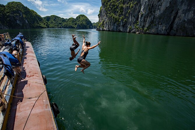 Kayaking at Lan Ha Bay - Swimming, beaches, and wildlife on the water