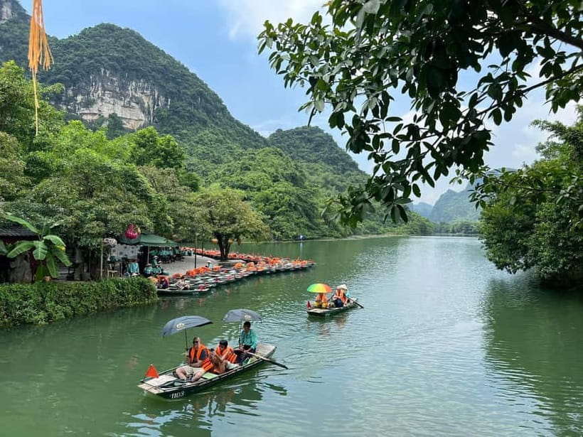 Luxury Limousine Tour: Hoa Lu, Trang An/Tam Coc & Mua Cave - Lunch in Ninh Binh: practical, local, and filling