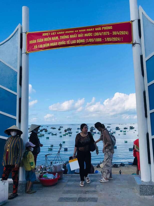 Mui Ne: Sunrise or Sunset Jeep Tour & Quad Bike With Driver - How the tour handles timing and group travel