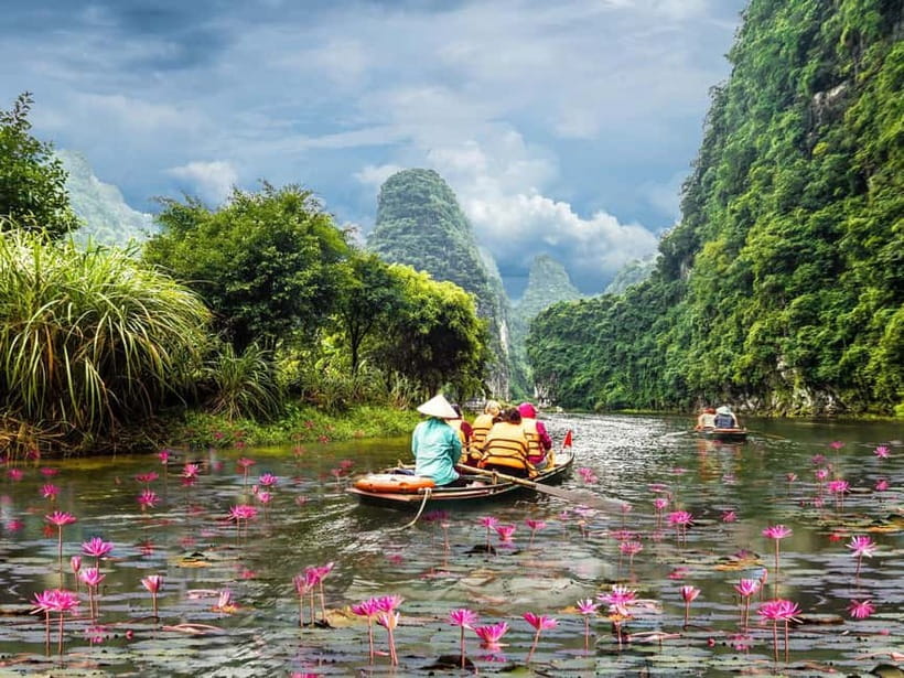 Ninh Binh Cycling Tour: Tam Coc Boat, Mua Cave & Rural Life - Starting in Ninh Binh and getting fitted for a bike