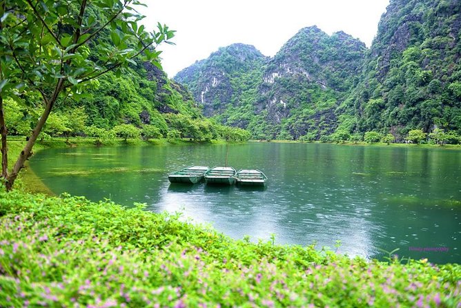 Ninh Binh Daily Tour: Hoa Lu - Am Tien Cave- Trang An boat ride - Am Tien Cave and the 200-step view