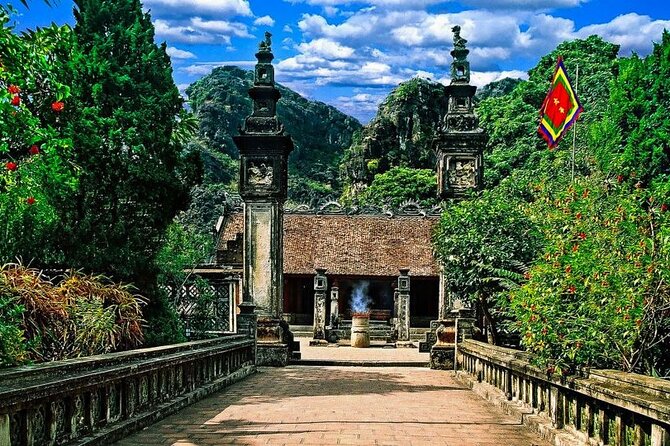 Ninh Binh Day Tour To Visit Hoa Lu -Tam Coc/ Trang An - Mua Cave - The early ride from Hanoi to Hoa Lu
