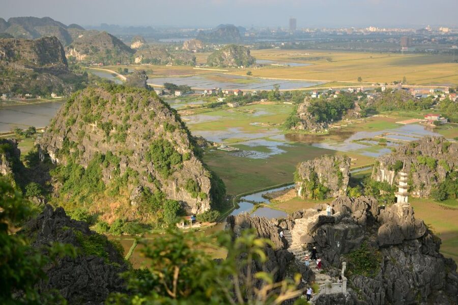Ninh Binh: Hoa Lu, Mua Cave, and Trang An Tour and Boat Ride - A Vietnamese buffet before the water