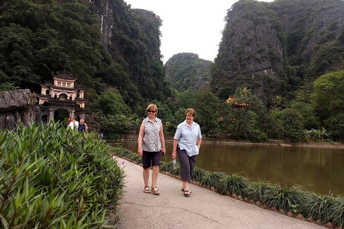 Ninh Binh Luxury Day Tour by Limousine- Small Group- All included - Climbing the Lying Dragon Mountain at Mua Cave