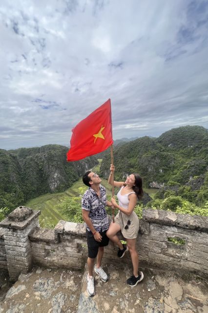 Ninh Binh Tour: Full-Day Hoa Lu and Tam Coc Boat Tour - Guides make a noticeable difference