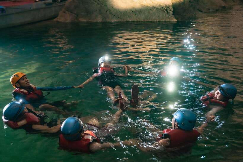 Phong Nha: Phong Nha Cave Expedition 4.5 km by Kayak - A picnic lunch underground at 1:30 p.m.