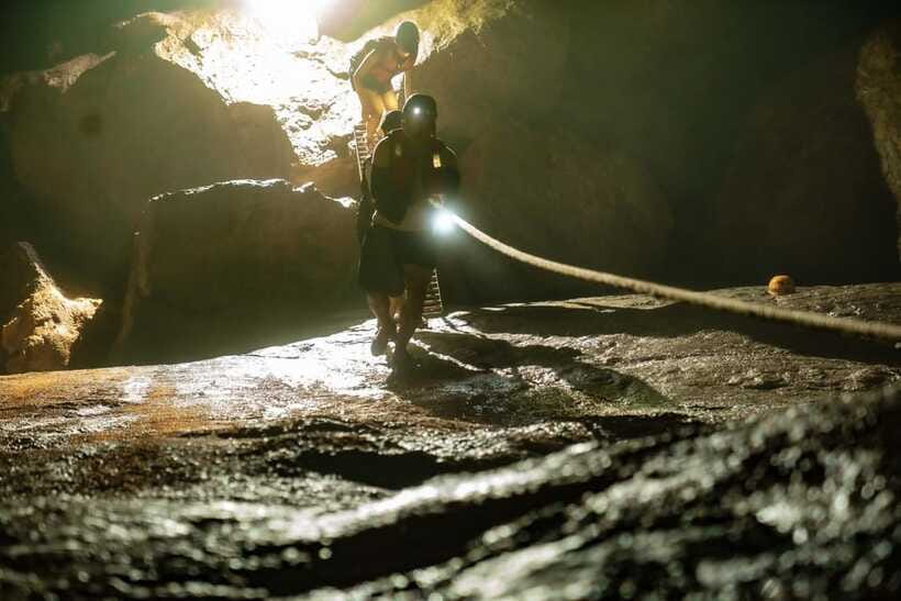 Phong Nha: Phong Nha Cave Expedition 4.5 km by Kayak - What the $93 price includes