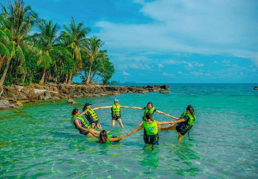 Phu Quoc: Cable Car Ride and 3 Islands Boat Tour with Lunch - Guides, group size, and how the day feels