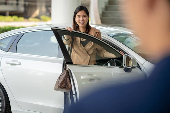 Private Departure Transfer: Ho Chi Minh City Hotels to Tan Son Nhat Airport - Communication and meeting at the hotel