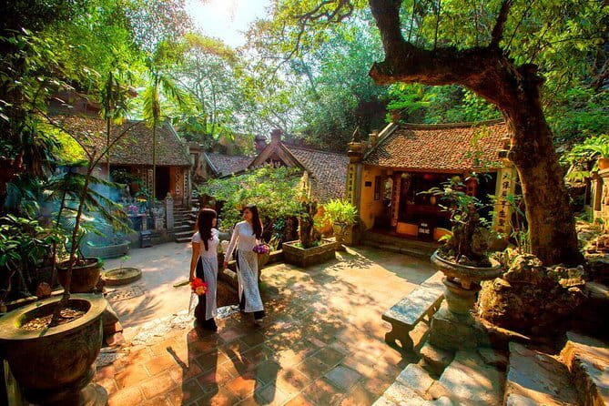 Private Full-Day Tour to Halong Bay from Hanoi - Vietnamese food on a private cruise