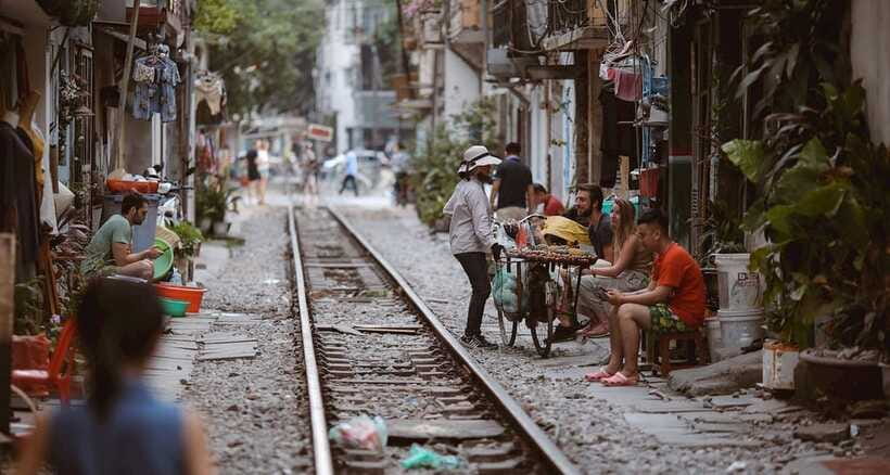 Private Hanoi Walking Tour with visit Train Street - Ta Hien Street and the city’s famous beer culture