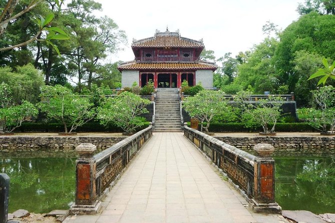 Private Hue Tombs & Pagoda Tour with Local Guide - Why a private car makes Hue easier