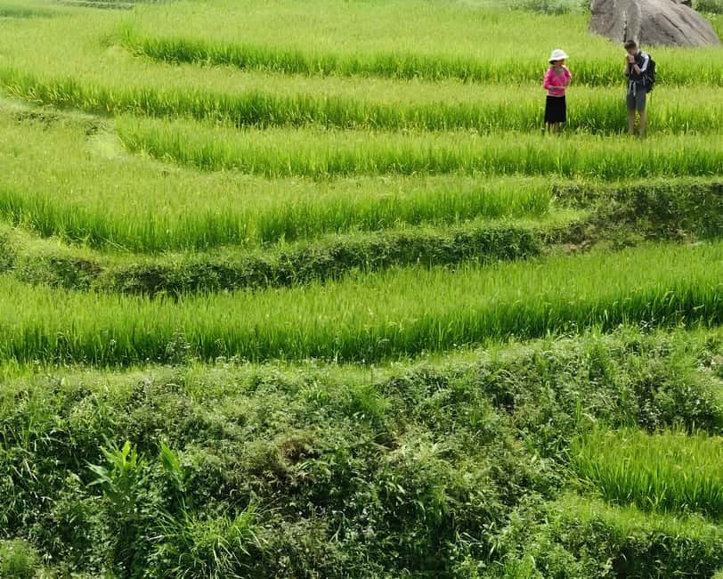 Sapa 1 Day Long Trek: Trek to Hau Thao and Sa Seng Villages - The social side, including handicraft sellers