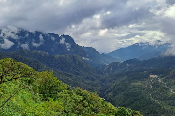 Sapa Love Silver Waterfall, Lonely Tree in Heaven Gate,San Sa Ho - The Lonely Tree offers a high point with a weather risk