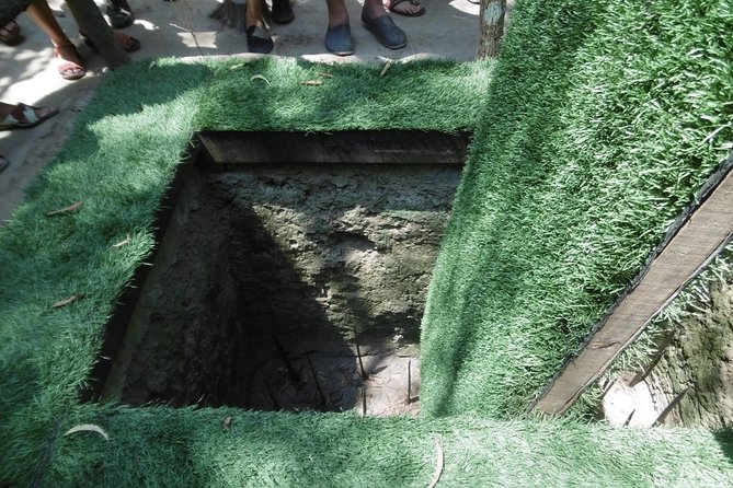 Small-group Saigon City & Cu Chi Tunnels Day Trip - Emperor Jade Pagoda: a change of mood