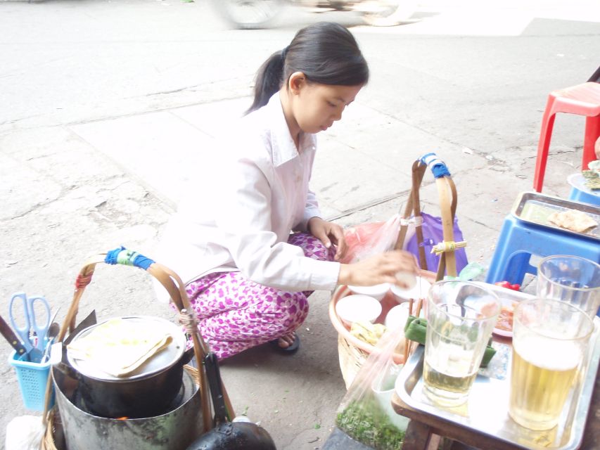 Street Food Tour Hanoi and Train Street Experience - Small groups, food preferences, and comfort