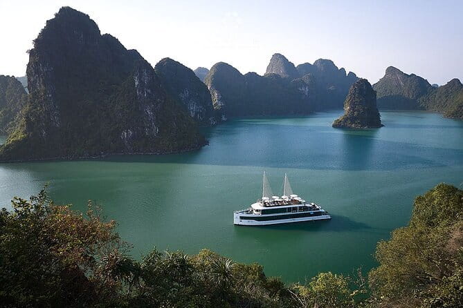 Taliya Day Cruise: Top Luxury Tour in Halong Bay & Lan Ha Bay - Lunch, drinks, and the onboard rhythm