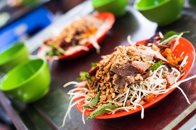 Tasting 8 Different Street Foods + Local Drink at Evening Time by Walking - Why an evening food walk works so well in Hanoi