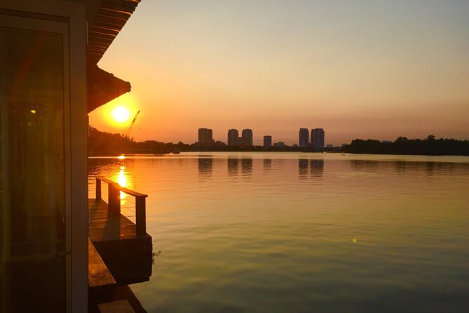 VIP Tour in Saigon: Romantic Sunset Cocktail by SpeedBoat - Cocktails at the riverside restaurant